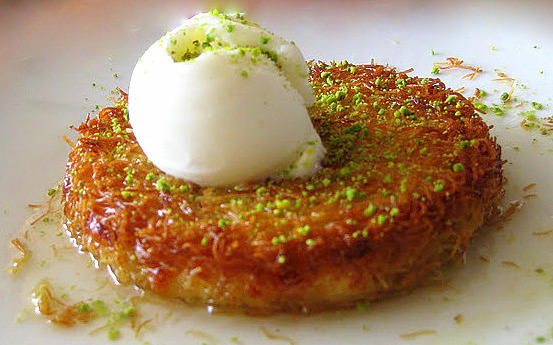 Künefe dondurma ile mi yoksa kaymak ile mi daha güzel?