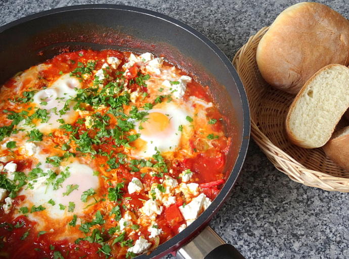 Menemen yaparken domateslerin kabuklarını soyar mısınız?