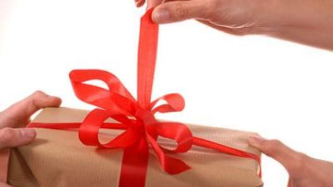 Yeni tanışılan bir arkadaşın evine giderken hediye olarak ne alınabilir?