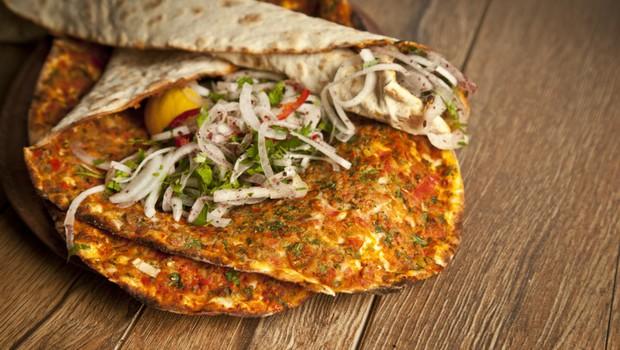 İlk buluşmada kokoreç yemeye götüren mi daha samimi insandır lahmacun mu?
