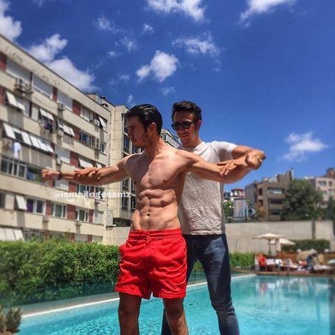 Aynı dizide oldukları dönem Kerem Bürsin'in gölgesinde kalan İsmail Ege Şaşmaz bence hem daha yetenekli hem daha çekici. Sizce?