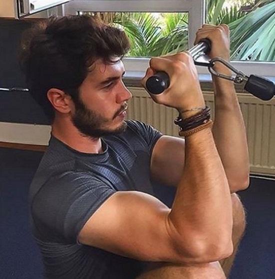Aynı dizide oldukları dönem Kerem Bürsin'in gölgesinde kalan İsmail Ege Şaşmaz bence hem daha yetenekli hem daha çekici. Sizce?