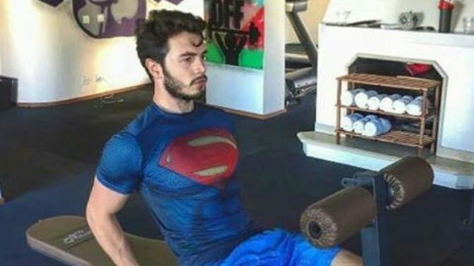 Aynı dizide oldukları dönem Kerem Bürsin'in gölgesinde kalan İsmail Ege Şaşmaz bence hem daha yetenekli hem daha çekici. Sizce?