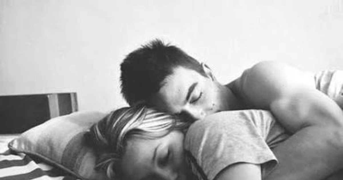 Пары лежат в обнимку. Объятия в постели. Парень с девушкой спят в обнимку. Спать в обнимку. Обнимашки в кровати.