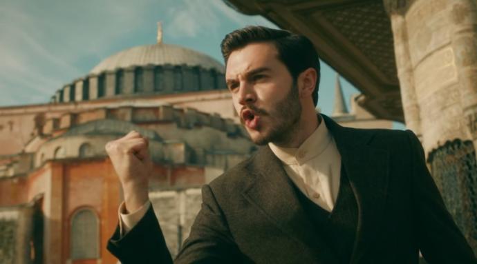 Sizce bu yakışıklı genç aktörü, fiziksel bakımından cezbedici kılan baskın unsur hangisi?