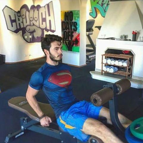 Sizce bu yakışıklı genç aktörü, fiziksel bakımından cezbedici kılan baskın unsur hangisi?