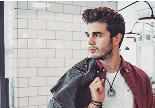 Bu adamı babyface diye, feminen bulanlar var fakat erkeği feminen/maskülen yapan vücut dili, sesi, bakışı. Bence maskülen. Sizce?