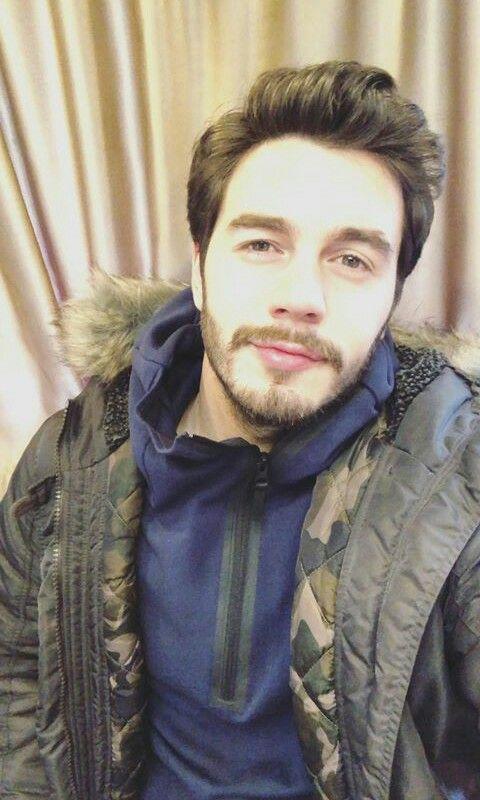 Bu adamı babyface diye, feminen bulanlar var fakat erkeği feminen/maskülen yapan vücut dili, sesi, bakışı. Bence maskülen. Sizce?