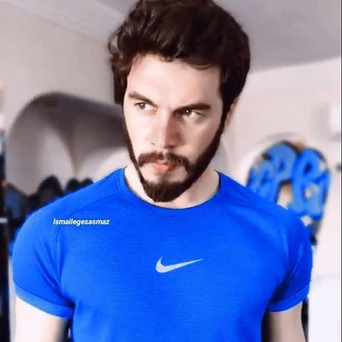 Bu adamı babyface diye, feminen bulanlar var fakat erkeği feminen/maskülen yapan vücut dili, sesi, bakışı. Bence maskülen. Sizce?