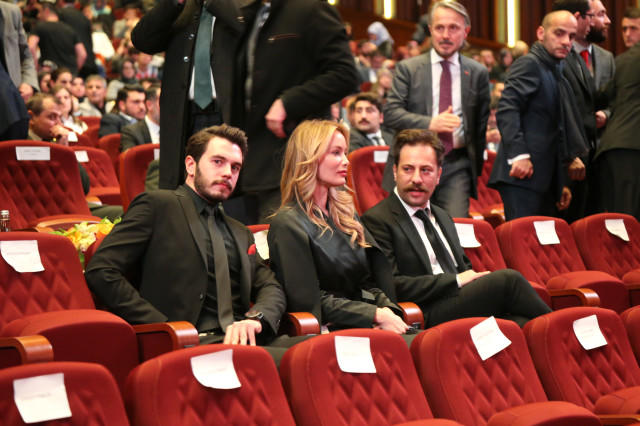 Cazibesiyle, genç kızların dışında 40 yaş üstü olgun kadınlarda da arzu uyandırdığını görerek, soruyorum. Hangisini tavlayabilir?