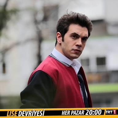 Askeri konseptli popüler dizilerde oynayan bu karizmatik aktörlerden hangisi, zihnindeki sert, dominant erkek imajını yansıtıyor?
