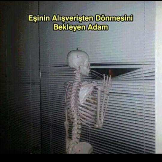 Alışveriş yapan bir kadını bekleyen erkeğin duyguları nasıldır?