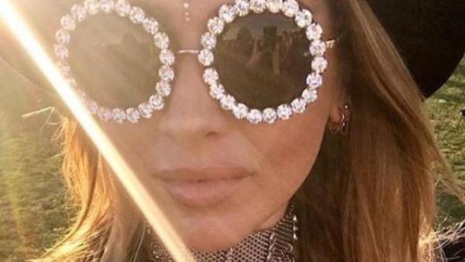 Hadise'nin güneş gözlükleri olay oldu! 30 bin lira değerindeki gözlükleri nasıl buldunuz?