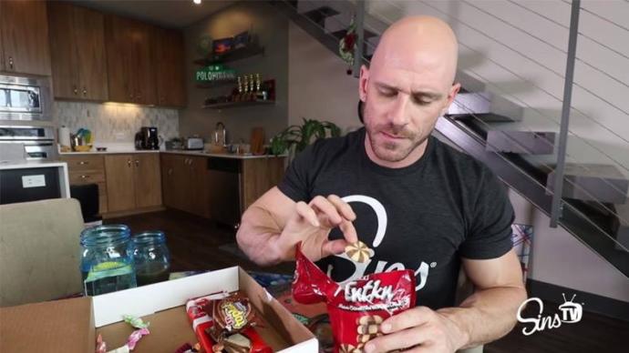 Kızlar, Jonny sins' in Türk abur cuburlarını denemesi hakkında ne düşünüyorsunuz ?