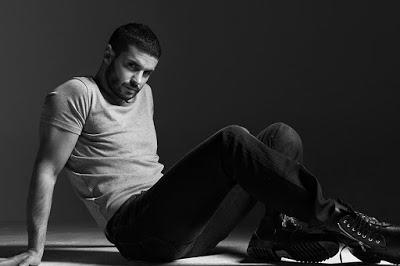 Arkadaşım Burak Özçivit'in fiziksel cazibe yönünden, bu adamdan çekici olduğunu savunuyor, ben tersini düşünüyorum. Ne diyorsunuz?