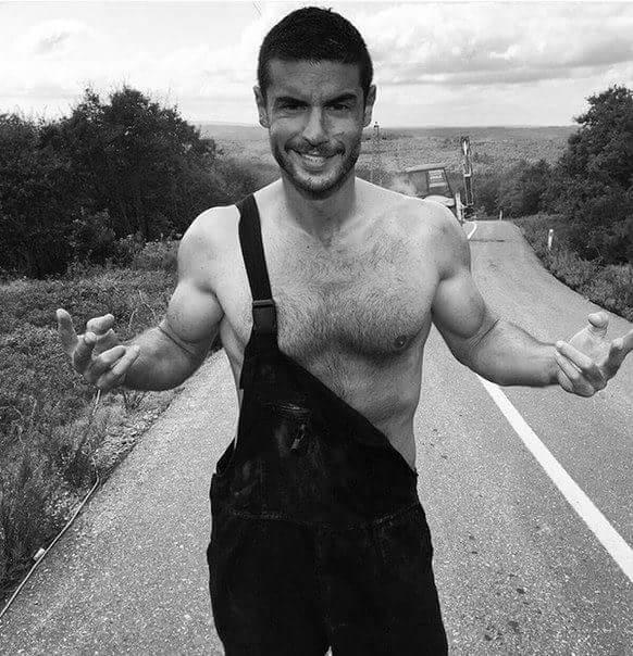 Arkadaşım Burak Özçivit'in fiziksel cazibe yönünden,bu adamdan çekici olduğunu savunuyor,ben tersini düşünüyorum.Ne diyorsunuz?