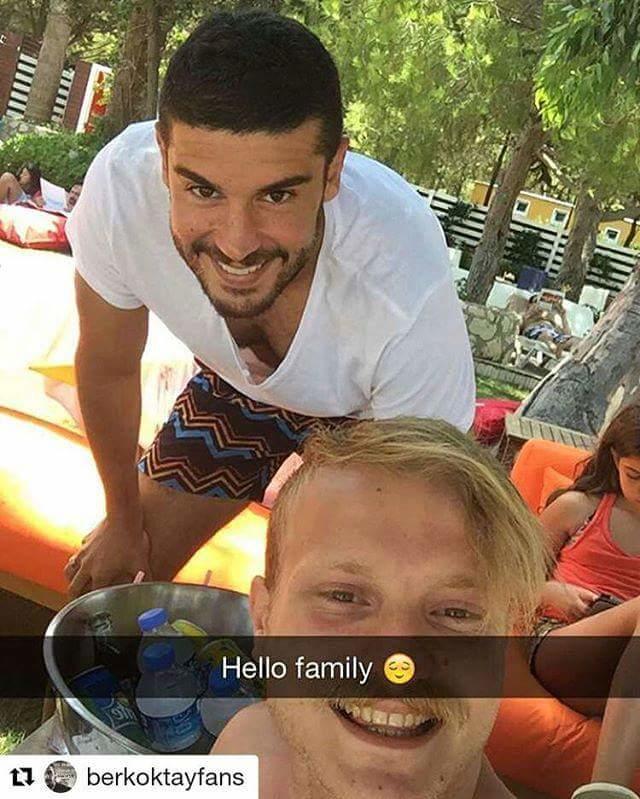 Arkadaşım Burak Özçivit'in fiziksel cazibe yönünden, bu adamdan çekici olduğunu savunuyor, ben tersini düşünüyorum. Ne diyorsunuz?