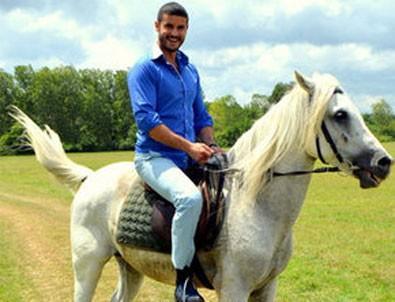 Arkadaşım Burak Özçivit'in fiziksel cazibe yönünden, bu adamdan çekici olduğunu savunuyor, ben tersini düşünüyorum. Ne diyorsunuz?