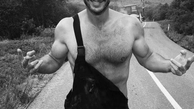 Arkadaşım Burak Özçivit'in fiziksel cazibe yönünden, bu adamdan çekici olduğunu savunuyor, ben tersini düşünüyorum. Ne diyorsunuz?