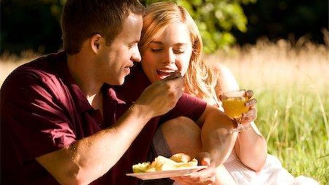 Seni ellerimle beslerim diyen erkek mi, senin elinden zehir olsa yerim diyen erkek mi? Hangisi daha romantik?