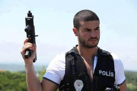 Sizce hangisi kabadayı, maço erkek rolleri için daha uygun beden diline sahip? Alp Korkmaz mı yoksa Berk Oktay mı?