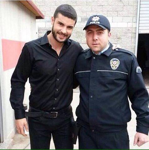 Sizce hangisi kabadayı, maço erkek rolleri için daha uygun beden diline sahip? Alp Korkmaz mı yoksa Berk Oktay mı?
