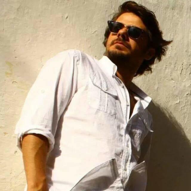 Sizce hangisi kabadayı, maço erkek rolleri için daha uygun beden diline sahip? Alp Korkmaz mı yoksa Berk Oktay mı?