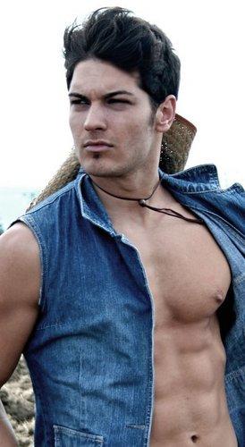En son İçerde dizisinde izlediğimiz yakışıklı aktör Çağatay Ulusoy'a, listedeki fotoğraflara bakınca hangi lakabı takarsın?😁?