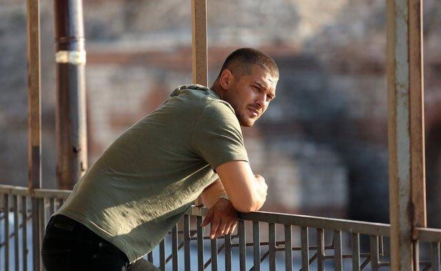 En son İçerde dizisinde izlediğimiz yakışıklı aktör Çağatay Ulusoy'a, listedeki fotoğraflara bakınca hangi lakabı takarsın?😁?