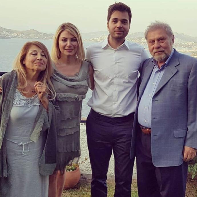 Seray Sever oğlu yaşında Eray Sünbülle nişanlandı hadi onu anladıkta, seray teyze nişanında neden iç çamaşırı giymemiş?