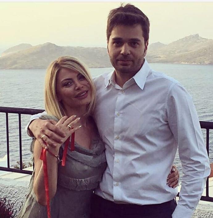 Seray Sever oğlu yaşında Eray Sünbülle nişanlandı hadi onu anladıkta, seray teyze nişanında neden iç çamaşırı giymemiş?