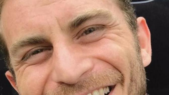 Kızlar, Şu adam yakisiklimi allah aslına ya oylayın lütfen Cok tipsiz degilmi sırf güldü diye tatlıda olmuyo bence nasıl sizce?