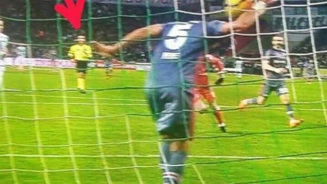 Hakem konuşan bjklilere soruyorum, Pepe’ye elle oynamak serbest mi 😱?