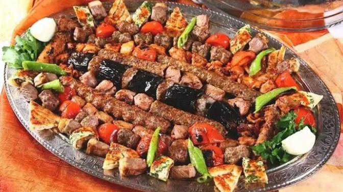 Karışık kebab mı? Pirzola mı? Köpüklü ayran mı? Buz gibi soğuk Cola Cola mı?
