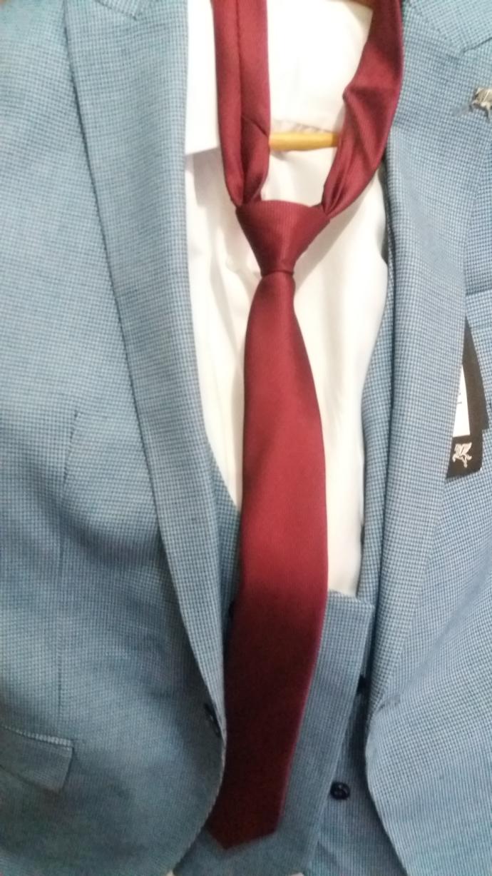Arkadaşlar bu takim elbiseye hangi renk kemer ve ayakkabi gider siyah ayakkabi siyah kemer mi mavi ayakkabi mavi kemer mi?
