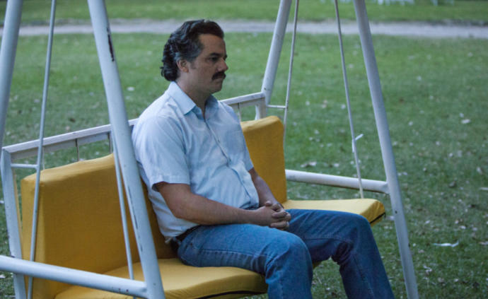 Pablo escobar bizim karşı balkonda mı oturuyor (Resimli) ?