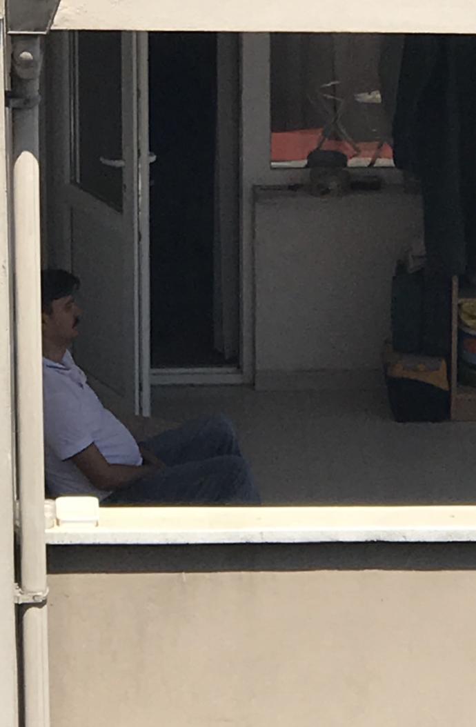 Pablo escobar bizim karşı balkonda mı oturuyor (Resimli) ?