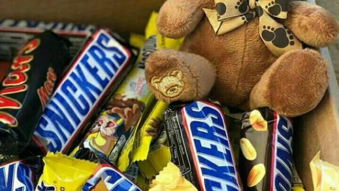 Kolinin içerisinde komple çikolata dolu ama ismi yazmıyor ne yaparsınız?