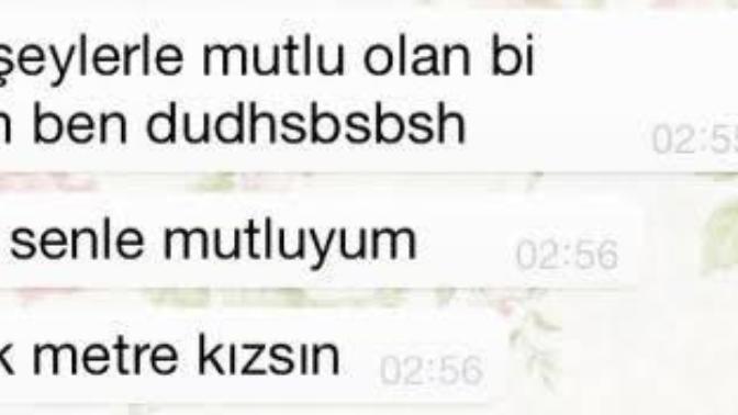 Kısa kızlara iltifat etmek veya dalga geçmek çok güzel değil mi ya?
