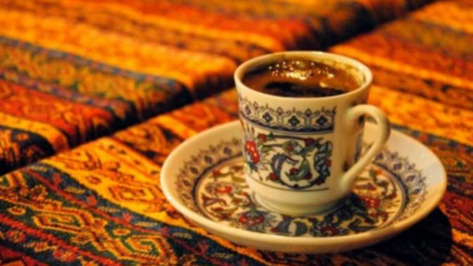 Çay/kahve içerken höpürdetmek görgüsüzlük mü? yoksa tadını alarak keyifle içmek mi?