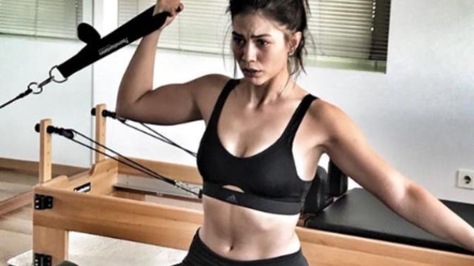 Demet Özdemir in karın kaslarını beğendiniz mi?
