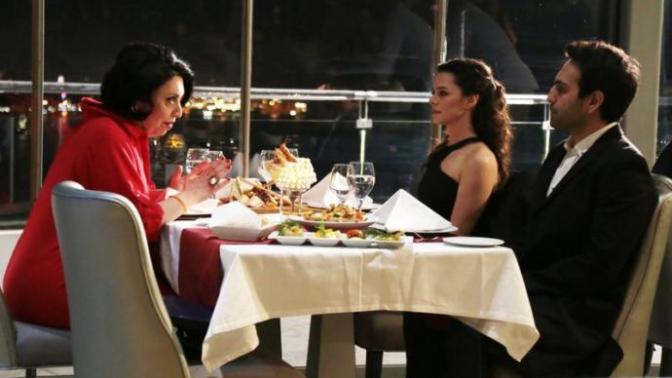 Flörtleştiğiniz kişi, ilk buluşmaya annesiyle geldi. Tepkiniz ne olurdu?