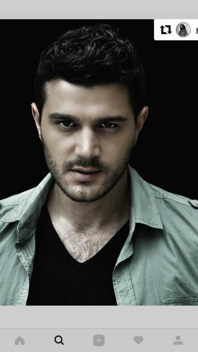 Sizce Hangisi Daha Karizmatik ? Burak Sevinç mi Burak Özçivit mi ?