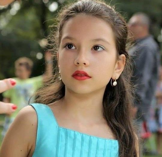 Şu kız çocuğu güzel mi sence?