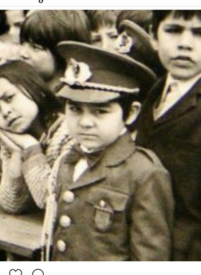 Bu dombili yanaklı yakışıklı kim sizce 😍😍😂😂?