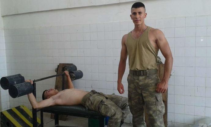 Her gören fakesin diyor sanaldan tanıştığım anlam veremedım fake ne alaka şimdi sizce nasılım fakeyemi benziyorum?