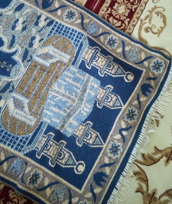 Arkadaşlar balkon icin bana kucuk bir hali lazim. Bu seccade tam istedigim gibi. kullansam gunah olur mu?