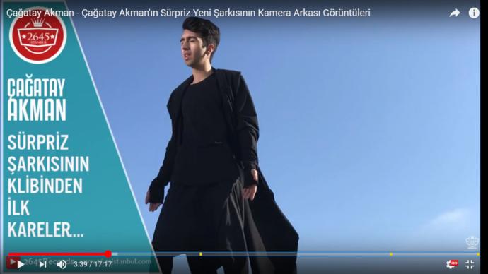 Şu pelerin gibi kıyafetin adı ney ya çok hoş :D?