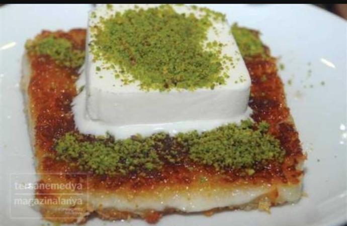 Baklava künefe kadayıf gibi şerbetli tatlıları yerken üzerine dondurma koymayı sever misiniz?