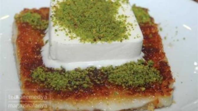 Baklava künefe kadayıf gibi şerbetli tatlıları yerken üzerine dondurma koymayı sever misiniz?